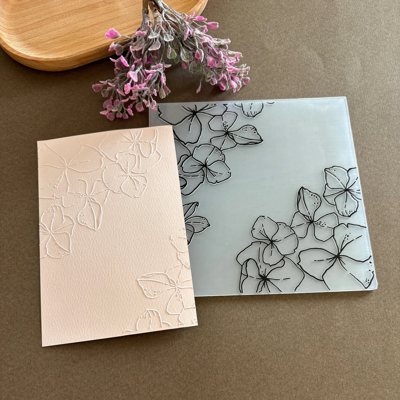 1-Pack Lotus Flower Pressed Flower Folder - Transparent Plastic Fantasy-Themed Template for Scrapbooking, Card Making, and We
