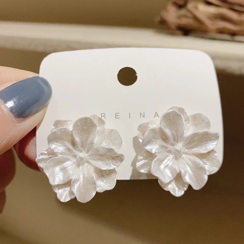 Pure White Women's Dangle Earrings Blooming Flower Acrylic Enamel Butterfly Imitation Pearl Heart Hanging Earrings Elegant Br