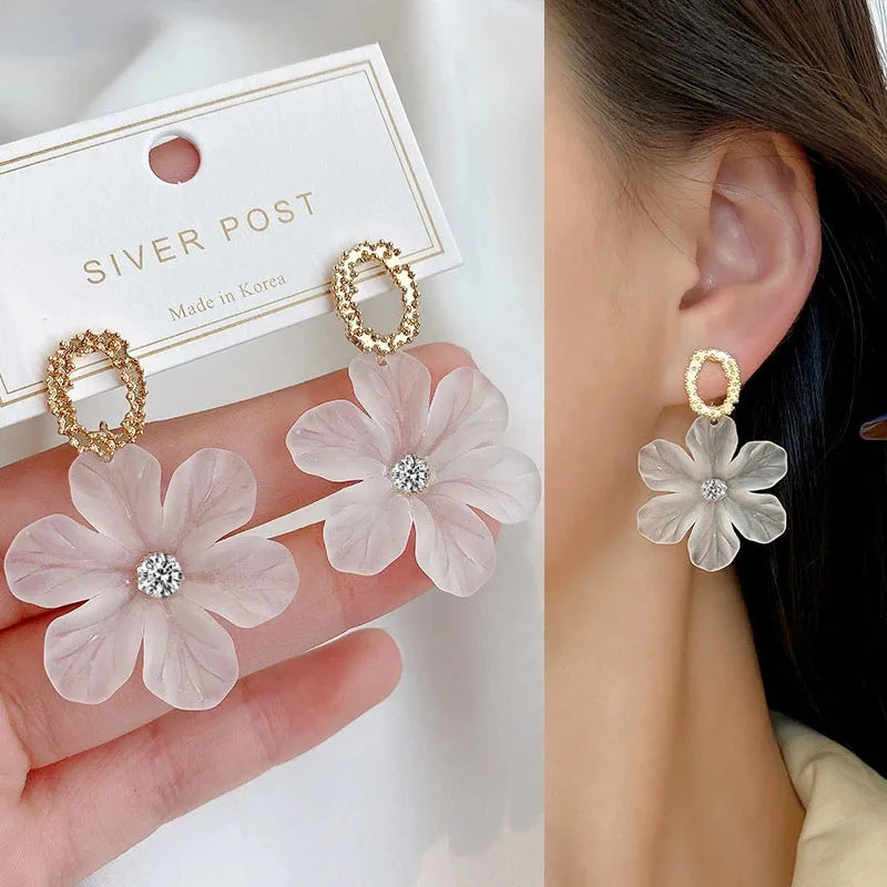 Translucent White Flower Hanging Earrings for Women Rhinestone Ball Middle Petals Sweet Korean New Beach Vacation Ear Decorat