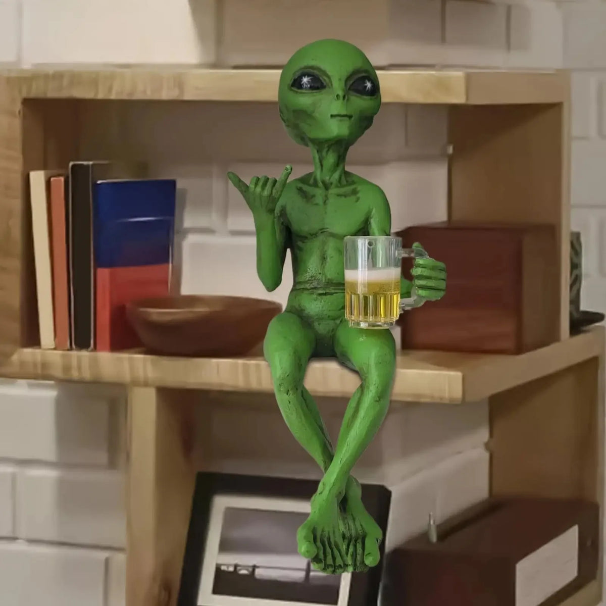 Alien Statue Drinking Beer Alien Sculpture Resin Craft Novelty Funny Desktop Decoration Bookshelf Office Desktop Garden Decor