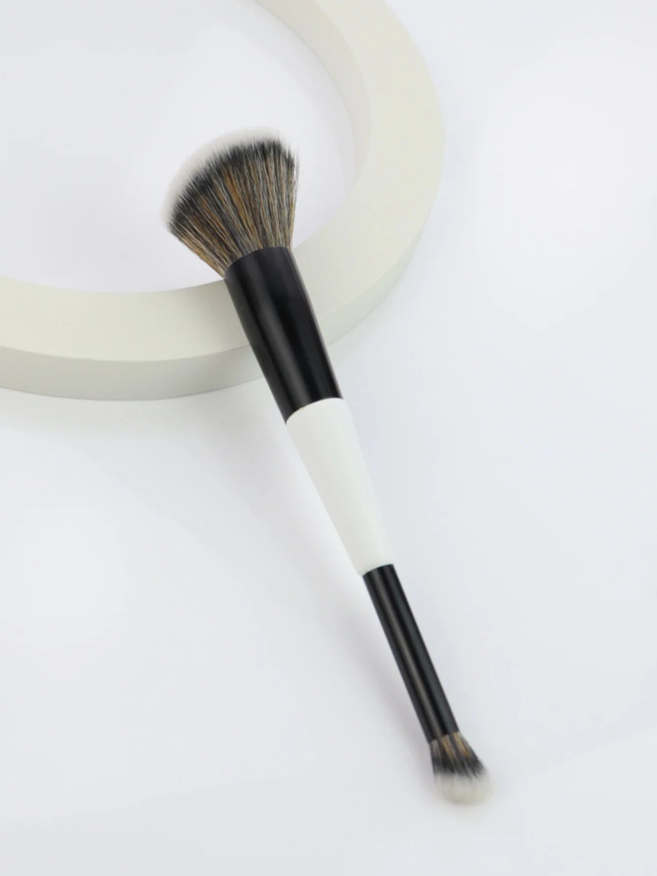 Double Head Makeup Brushes 2 In 1 Flat Angled Foundation Concealer Contour for Blending Loose Powder Liquid Cream Cosmetic To