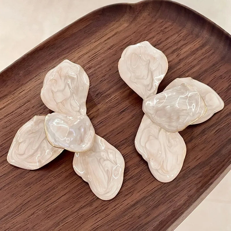 Vintage White Enamel Large Flowers Metal Stud Earrings for Women European American Personality Wedding Romantic Jewelry Gifts