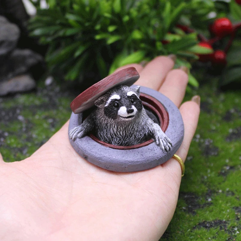 Raccoon Ornament Under Manhole Cover Garden Microlandscape Simulation Animal Resin Decor For Indoor/Outdoor Lawn, Tabletop De