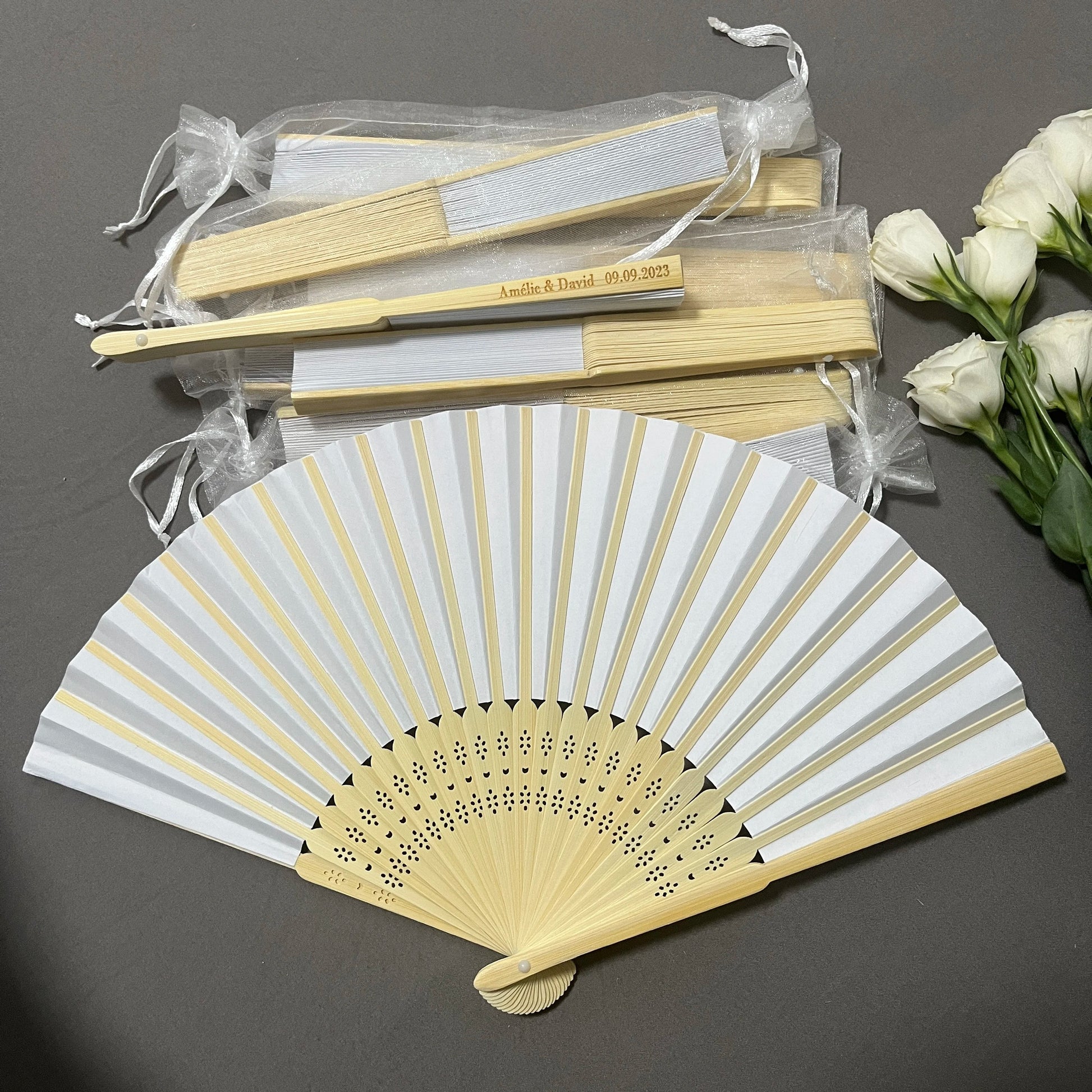 20/50/80 Personalized Engraved White Folding Elegant Paper Fan with Gift bag with organza & Portable Party Wedding Supplies F