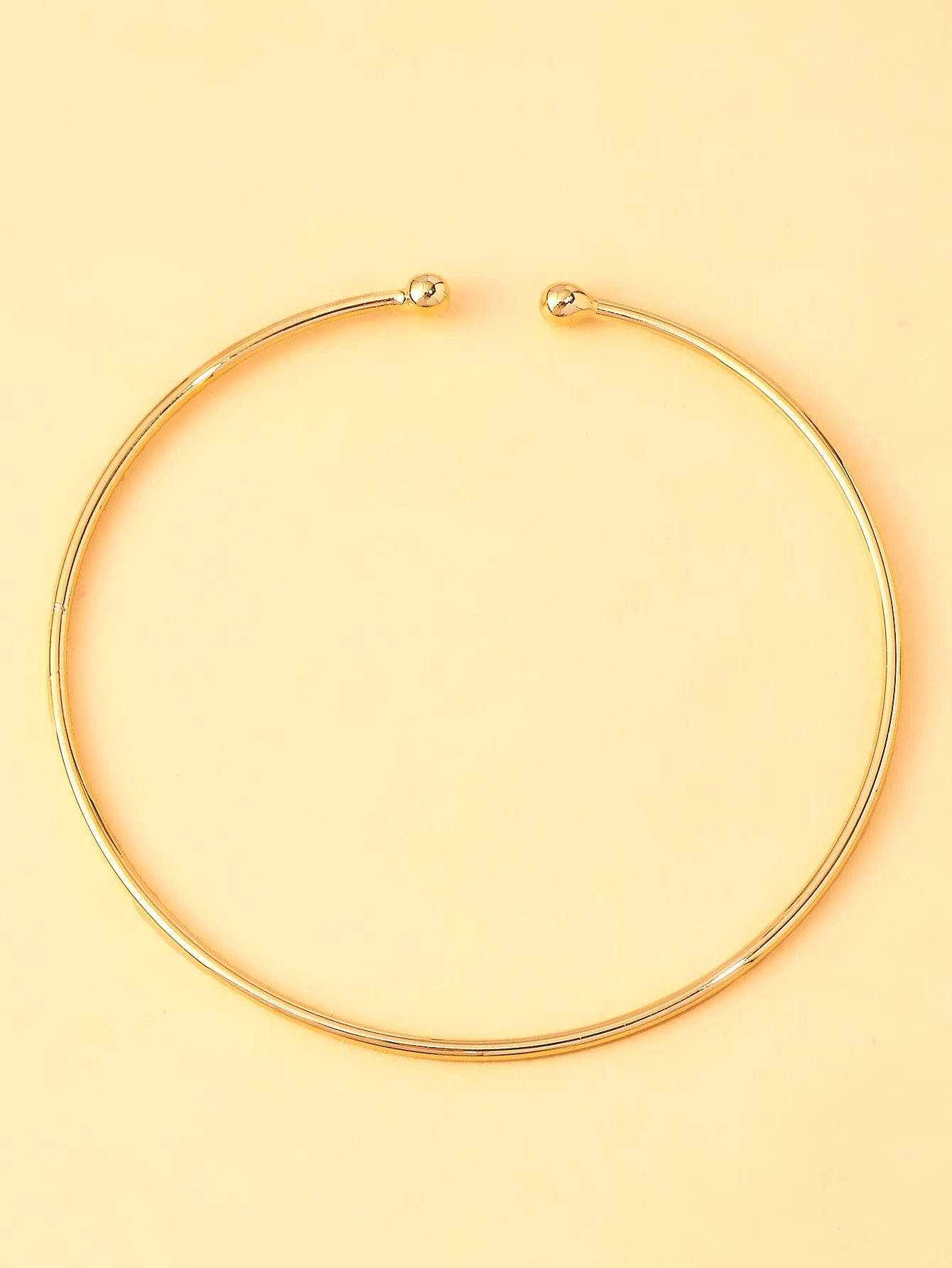 A metal anklet, stylish beach jewelry anklet, trendy and minimalist women's accessory, fashionable jewelry.