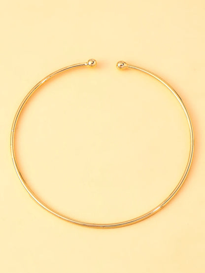 A metal anklet, stylish beach jewelry anklet, trendy and minimalist women's accessory, fashionable jewelry.