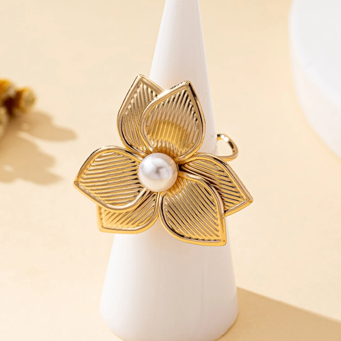 A Women's Open Ring with Flowers in Various Colors to Choose From, a Colorful and Fashionable Open Ring Suitable for Everyday