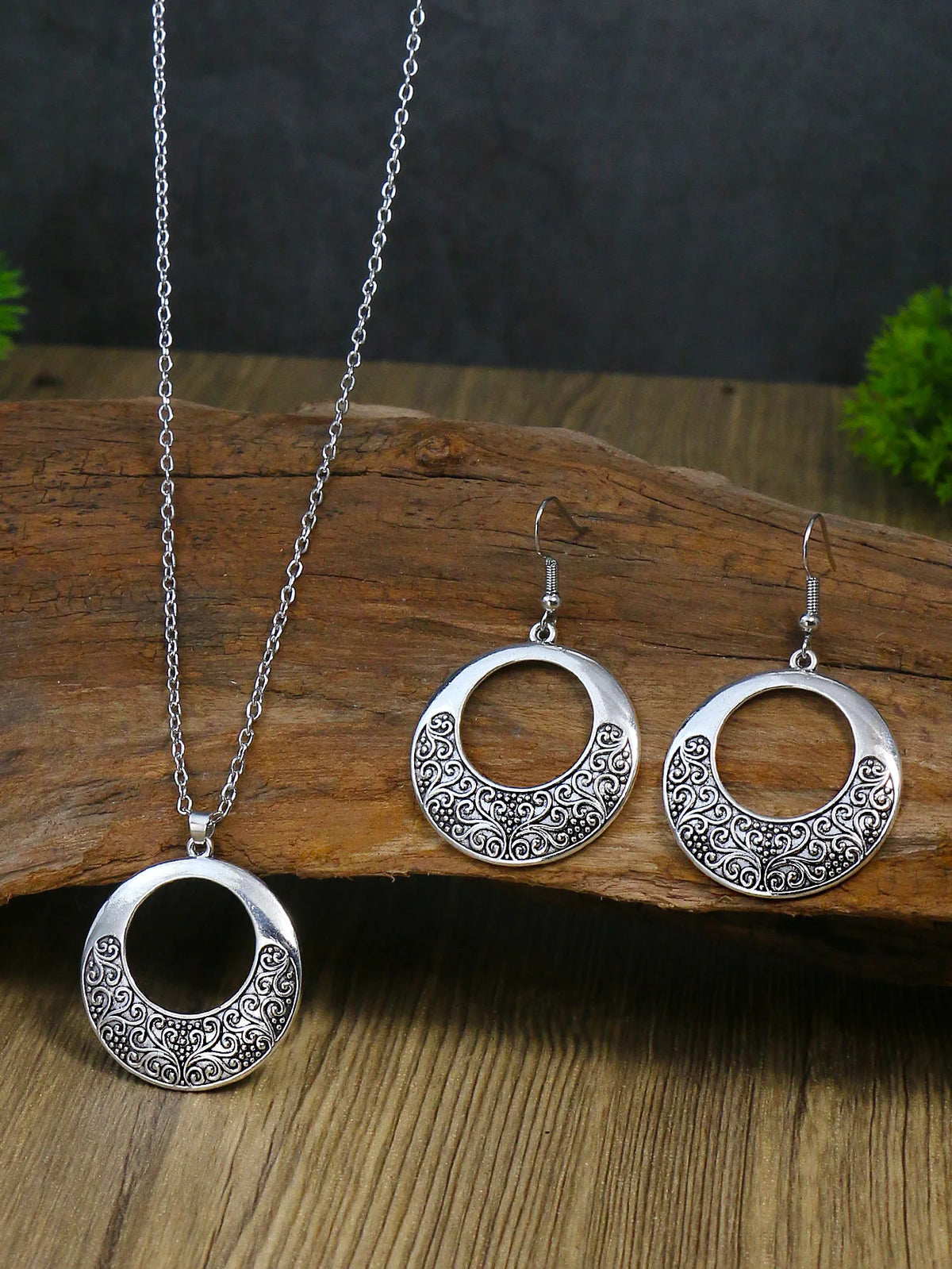 Vintage Ethnic Style Silver Pendant Earrings Necklace Set Round Ring Simple Carved Women's Style Earrings Necklace Combinatio
