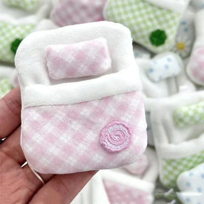 ▶1Pcs Cute Plush Four-leaf Clover Doll Bed 8*6*1CM Soft Sleeping Bag Mini Doll Room Decoration Furniture Doll Accessories