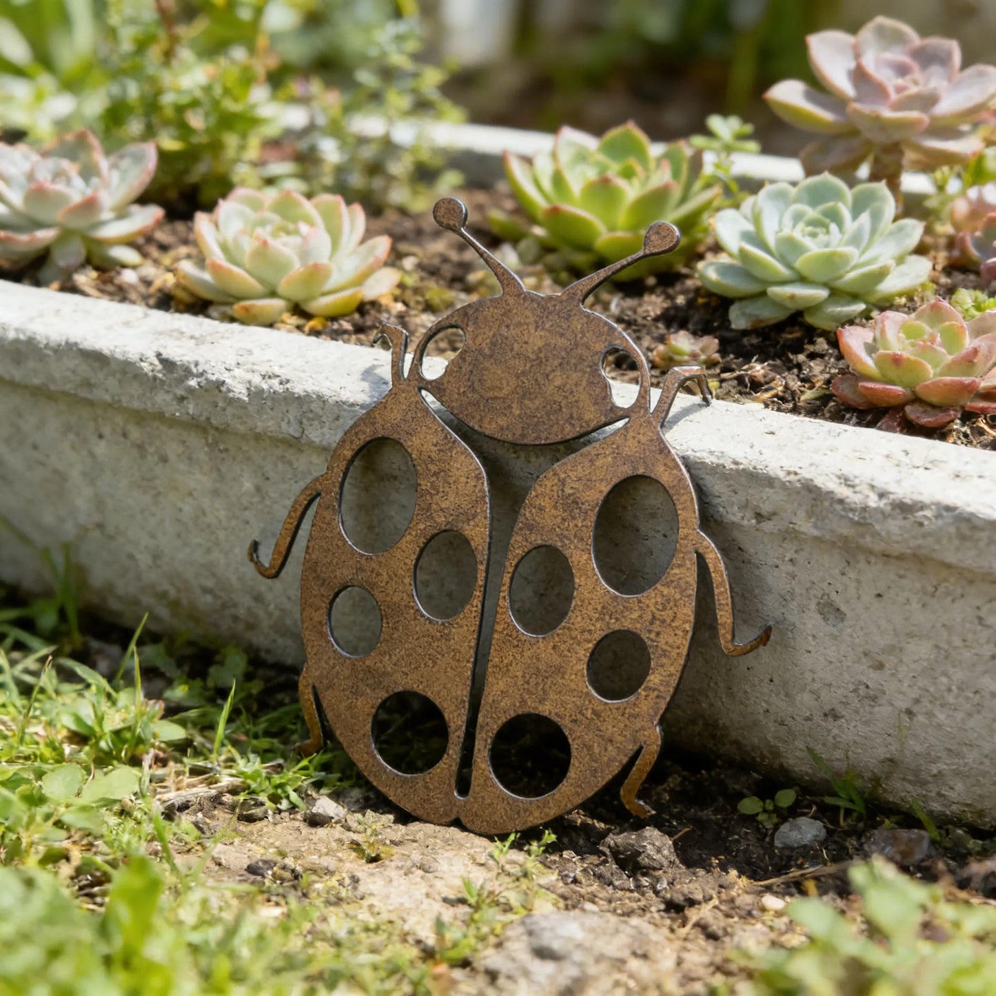 Vintage-Style Metal Ladybug Statue, Foldable Wall-Mounted Metal Decoration, Pastoral Style Indoor and Outdoor Garden Art, Sui