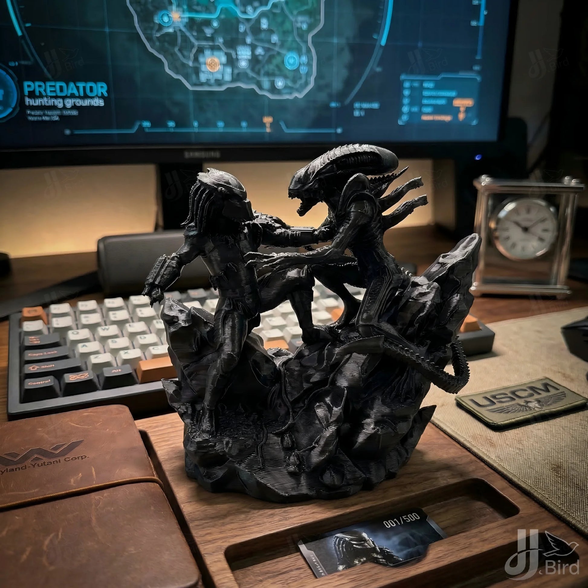 Alien Hunter VS Alien Monster Ornament, Dark Fantasy Style, Collectible Figurine, Home Desk Decoration, Creative Sculpture