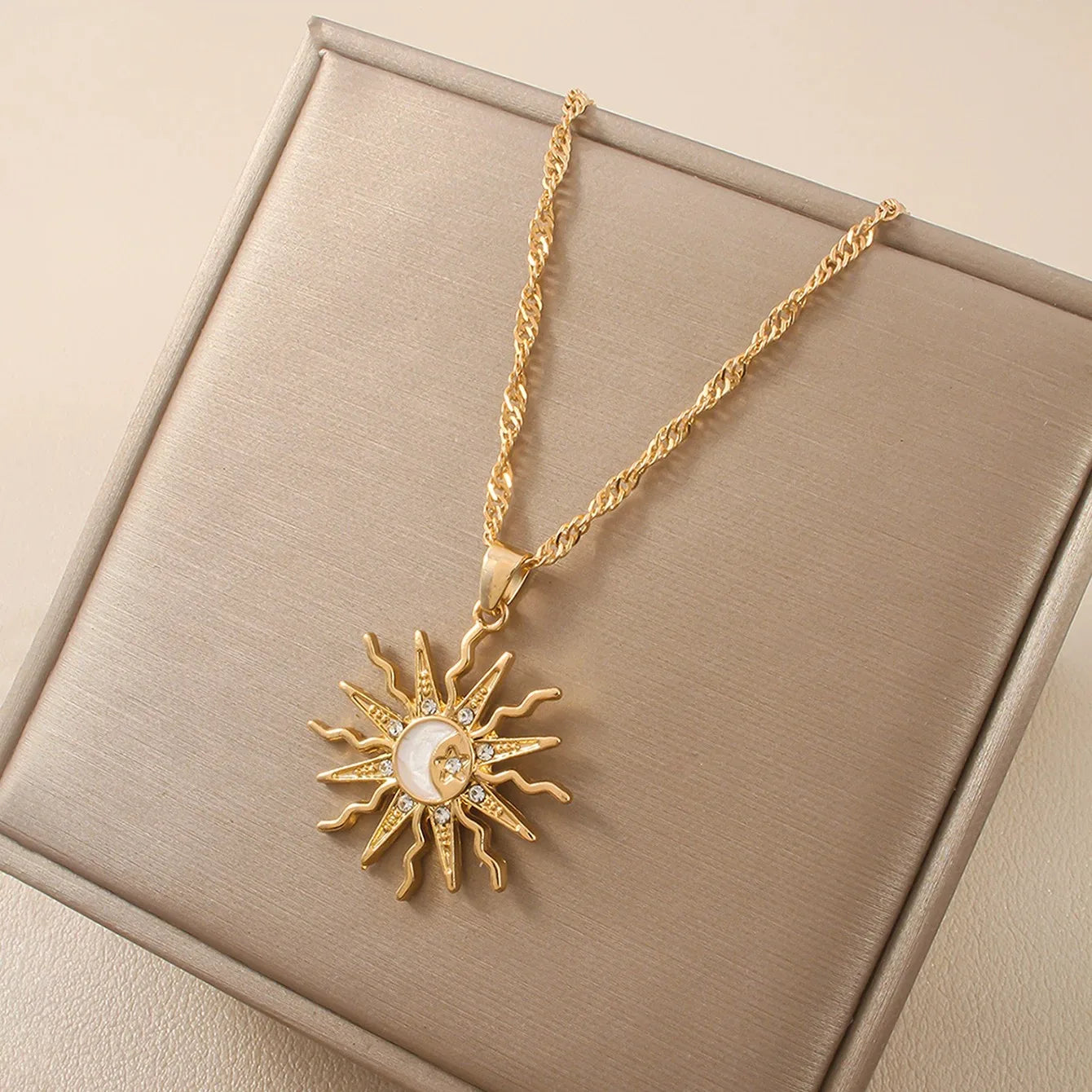 Retro Golden-Toned Sun Pendant Necklace for Women Elegant Turquoise Beads Chain Choker Neck Statement Party Vintage Jewelry G