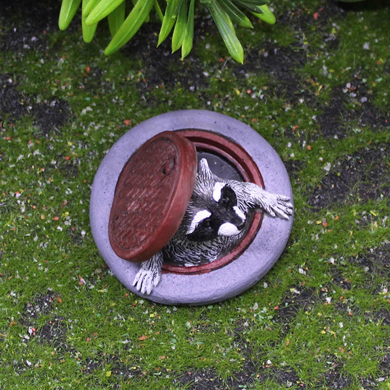 Raccoon Ornament Under Manhole Cover Garden Microlandscape Simulation Animal Resin Decor For Indoor/Outdoor Lawn, Tabletop De