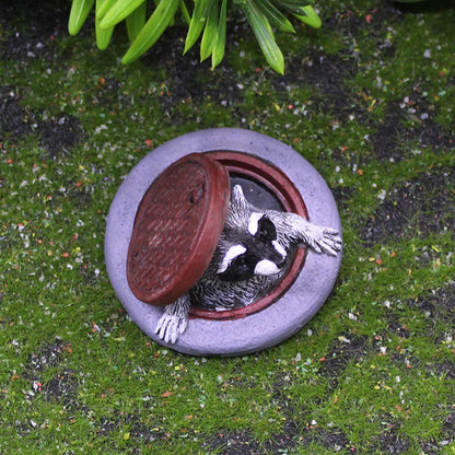 Raccoon Ornament Under Manhole Cover Garden Microlandscape Simulation Animal Resin Decor For Indoor/Outdoor Lawn, Tabletop De