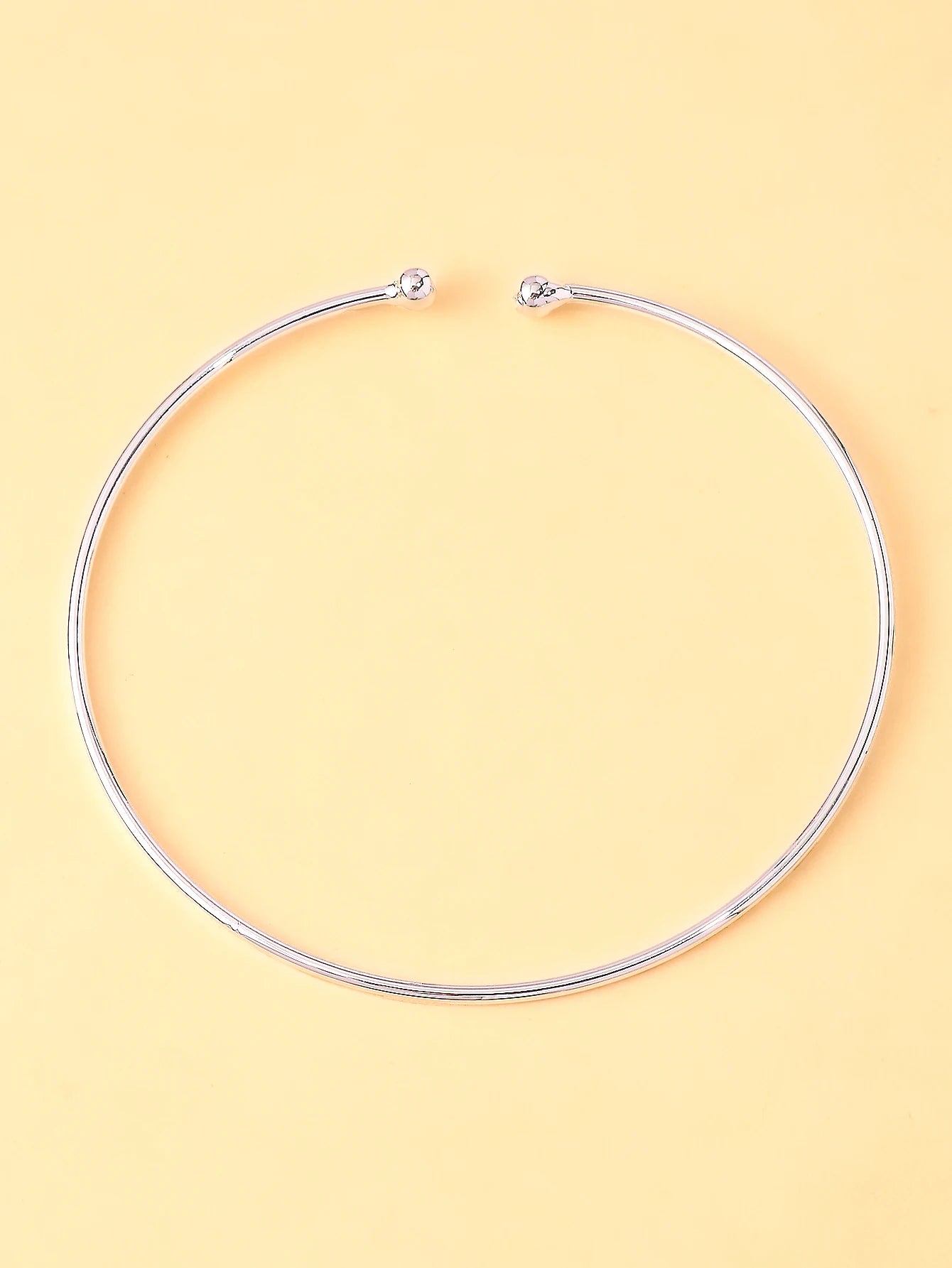 A metal anklet, stylish beach jewelry anklet, trendy and minimalist women's accessory, fashionable jewelry.