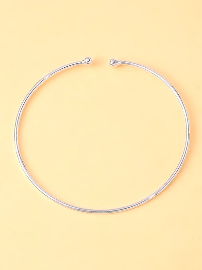 A metal anklet, stylish beach jewelry anklet, trendy and minimalist women's accessory, fashionable jewelry.