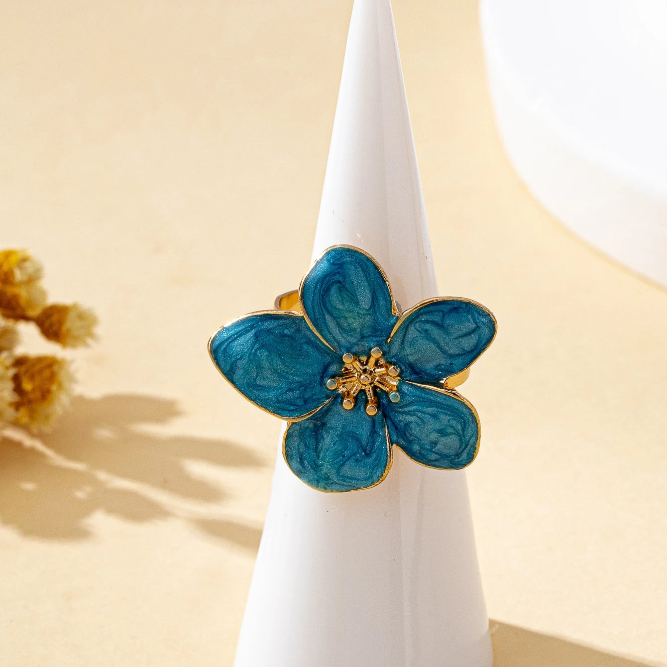 A Women's Open Ring with Flowers in Various Colors to Choose From, a Colorful and Fashionable Open Ring Suitable for Everyday
