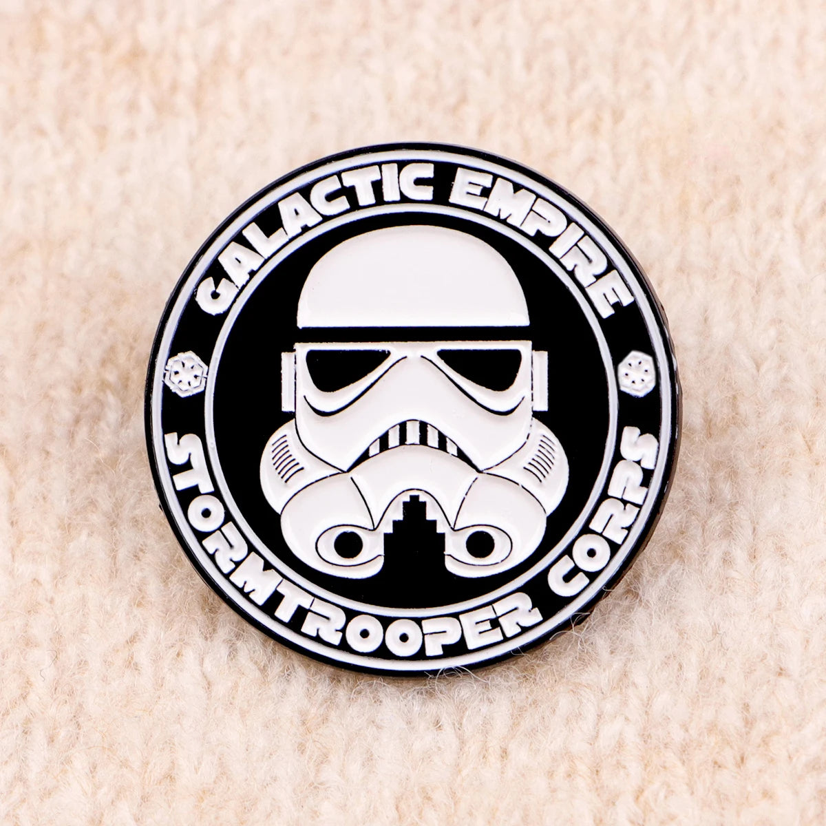 Vintage Enamel Pins Cool Robot Badge Sci-Fi Movie Lapel Pin for Jeans Cute Cartoon Pin for Backpacks Collectible Gift for Fan